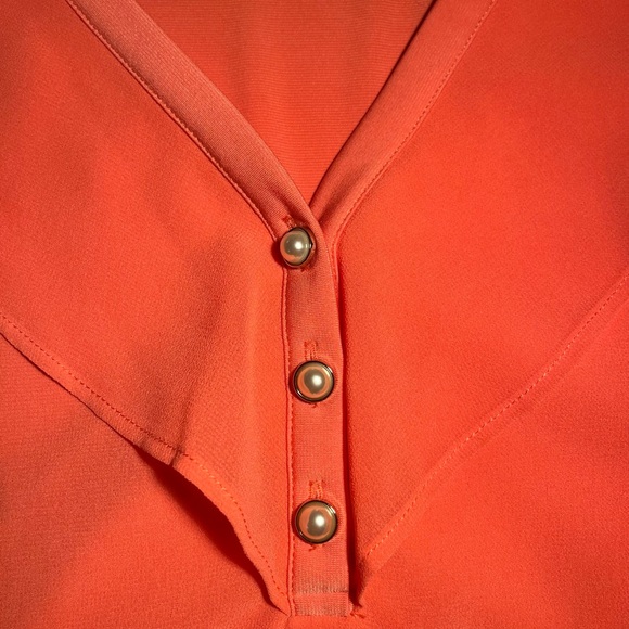 Ladies Calvin Klein Coral Sleeveless Blouse with Pearlized Buttona Size Small - Picture 2 of 5
